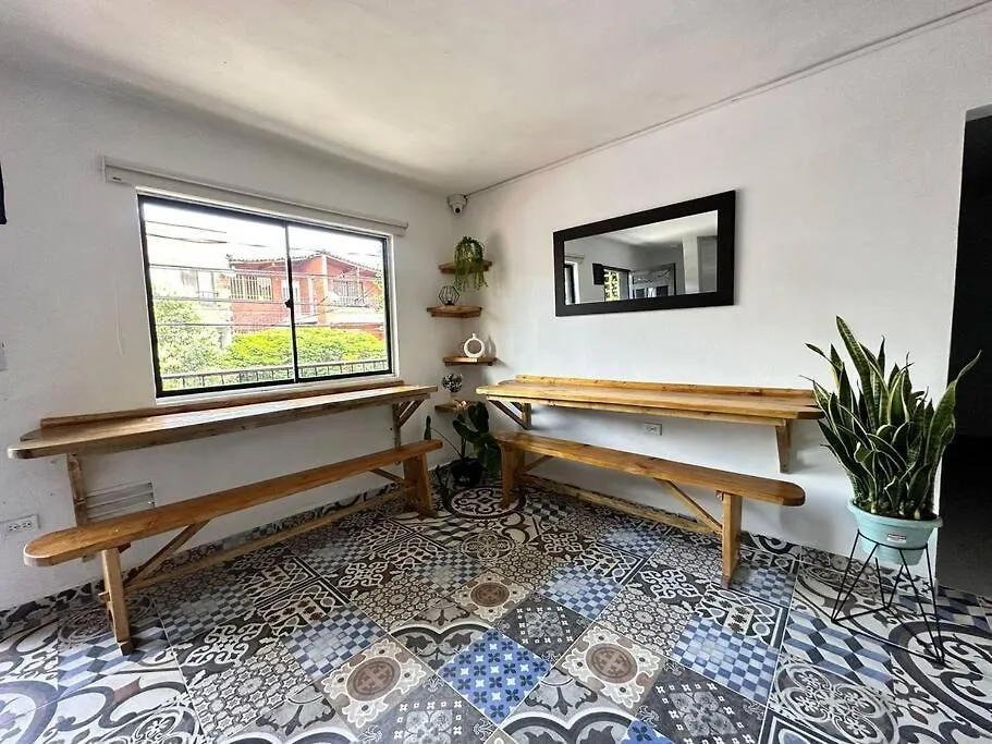 Amplia Casa Para Grupos Grandes, Comoda Y Acogedora Medellín
